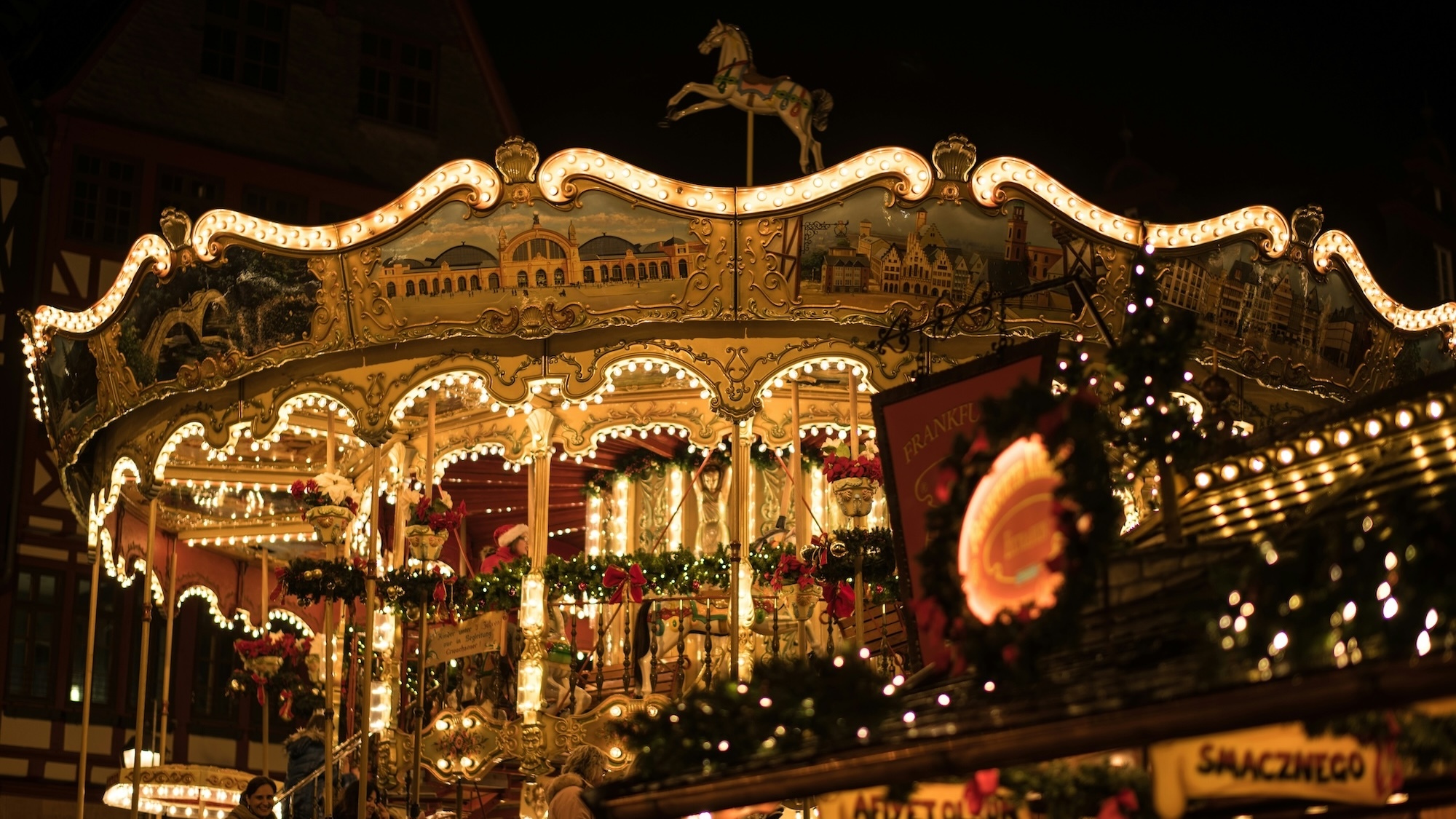 christmas-market-cmophotonet-unsplash