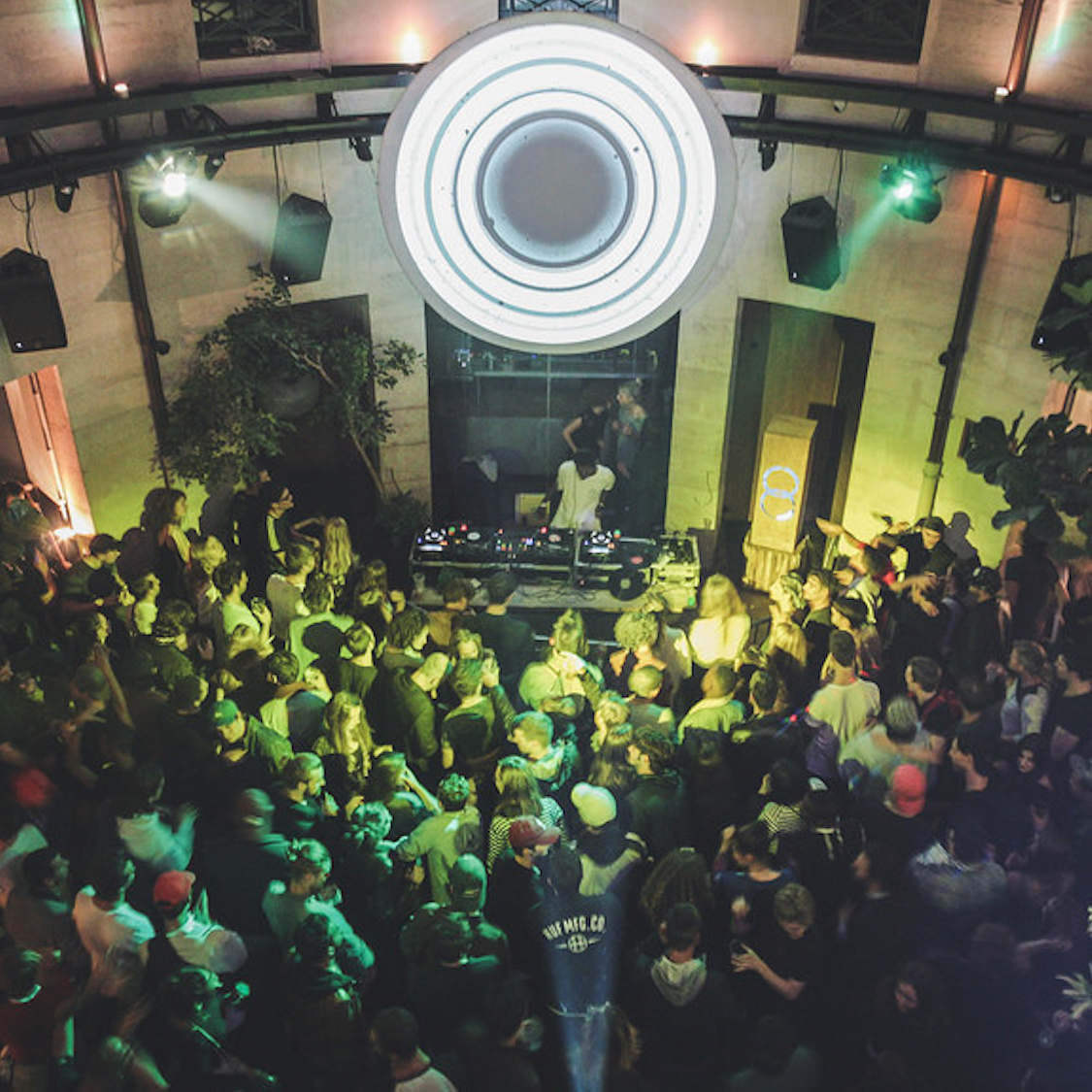 Le Vinyle Village est de retour à Paris pour une édition 100% XMAS vinyle-village-rotonde-stalingrad-soiree-le-bonbon