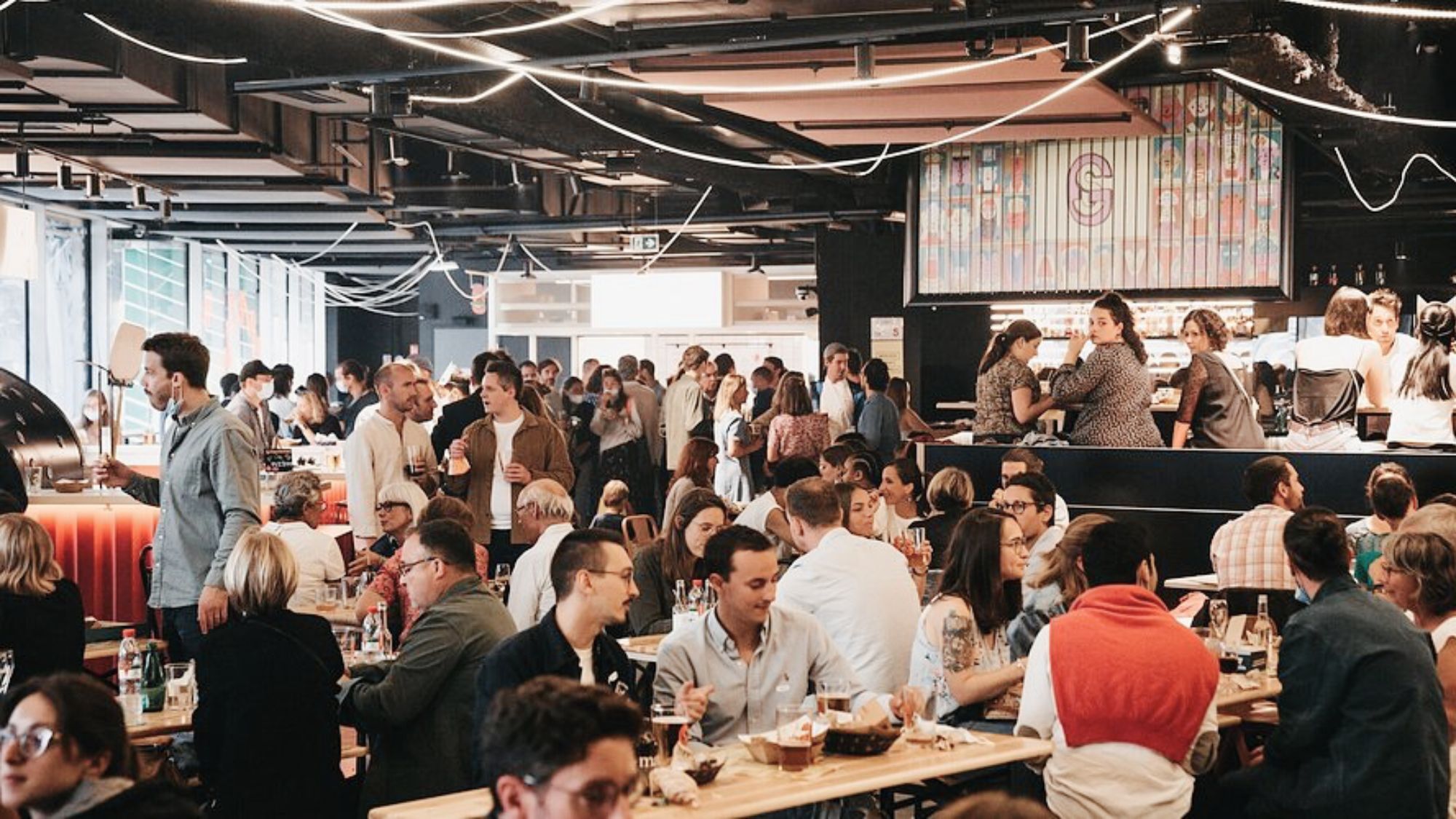 Tristesse : le plus grand foodcourt de Lille ferme ses portes brutalement grand-scene-gens-salle-neons