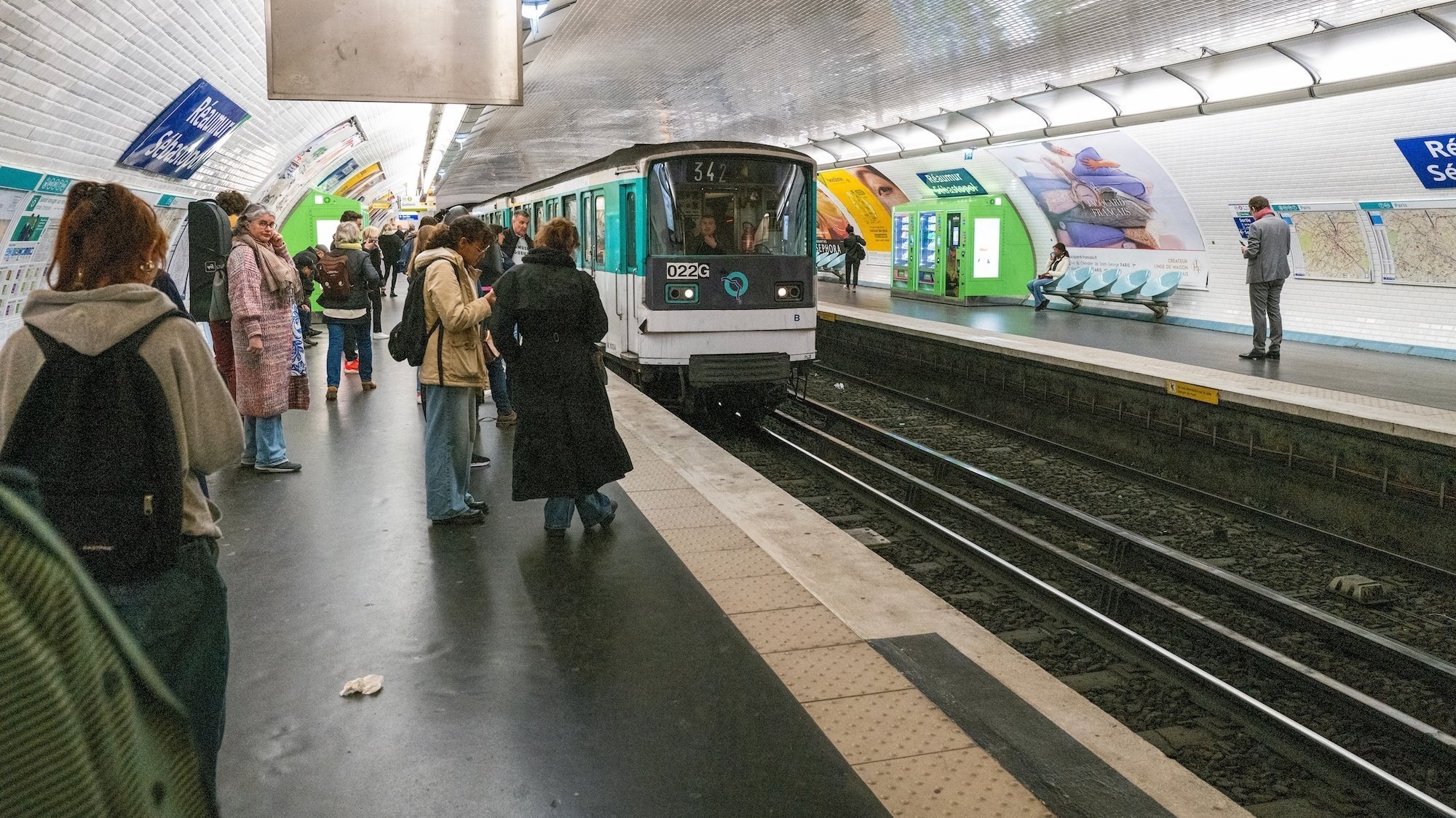 metro-paris-quai-ferme-fnac-live-le-bonbon-paris-1