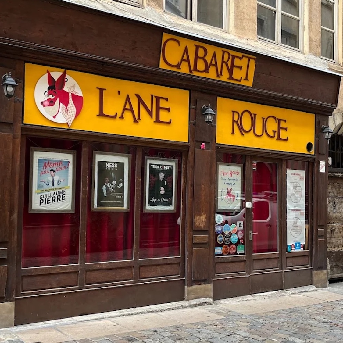 Un cabaret-restaurant caché dans un caveau du XVIᵉ siècle au coeur du Vieux-Lyon cabaret-restaurant-ane-rouge-lyon