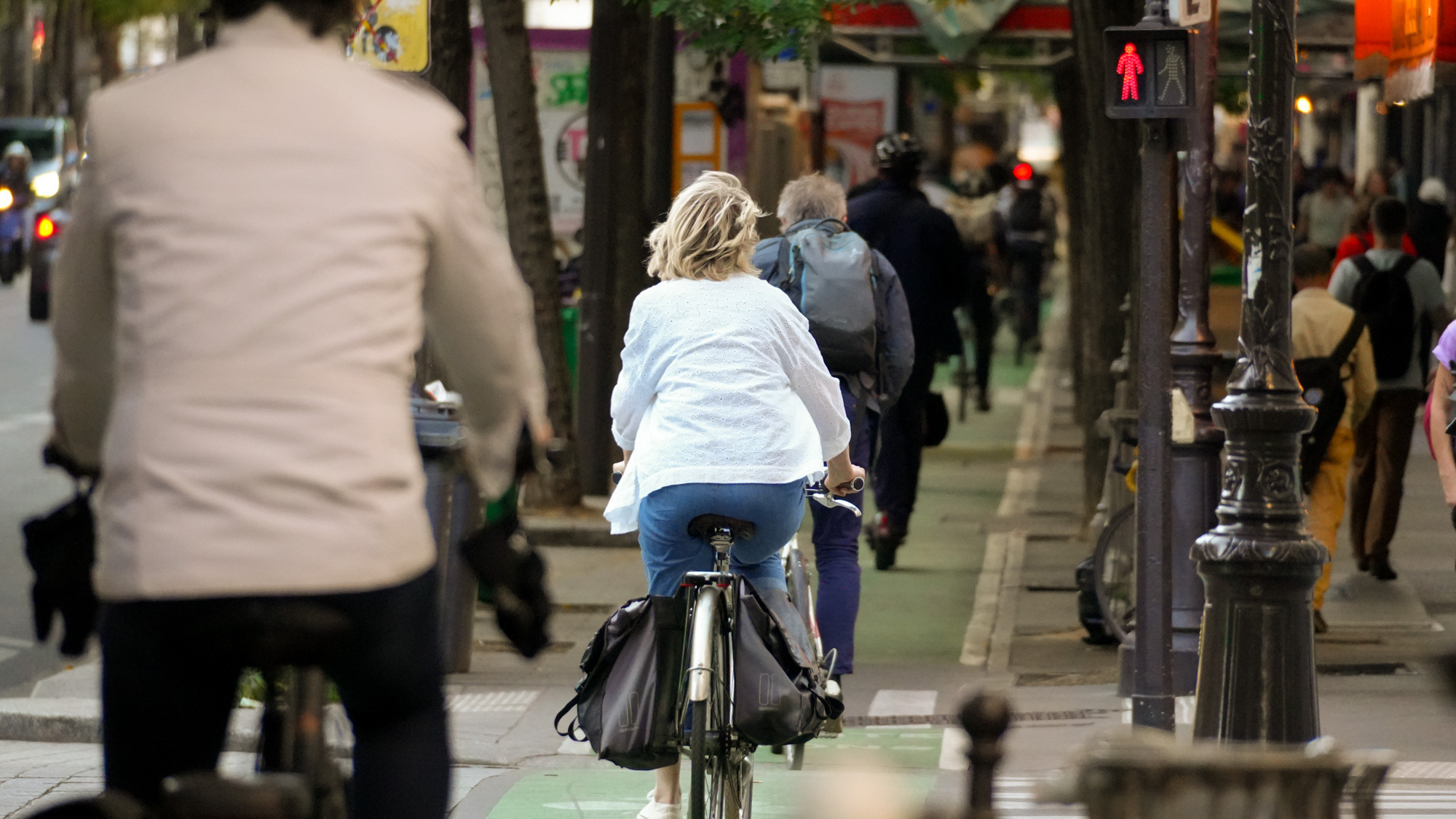 femme-velo-paris-piste-cyclable-orgasme-le-bonbon-