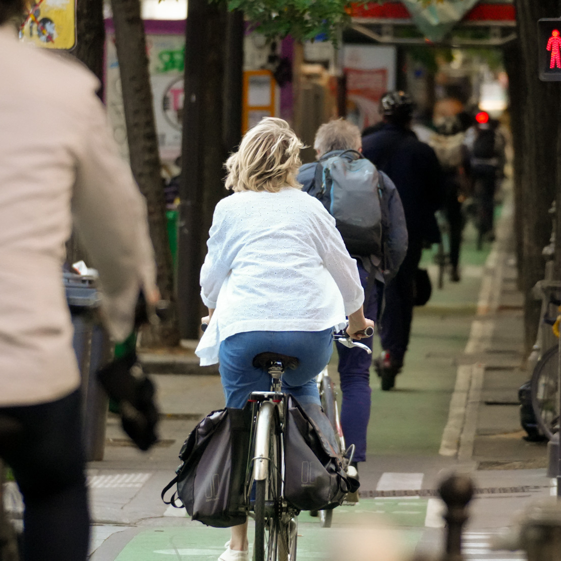 femme-velo-paris-piste-cyclable-orgasme-le-bonbon-