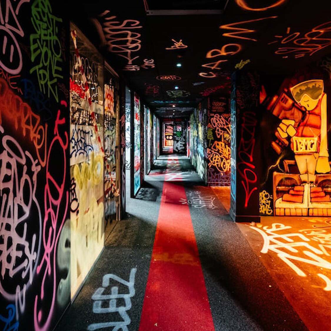 Ce jeudi, le plus grand musée street-art de Paris se visite… dans le noir ! zoo-art-show-soiree-noir-lampe-torche-street-art-l