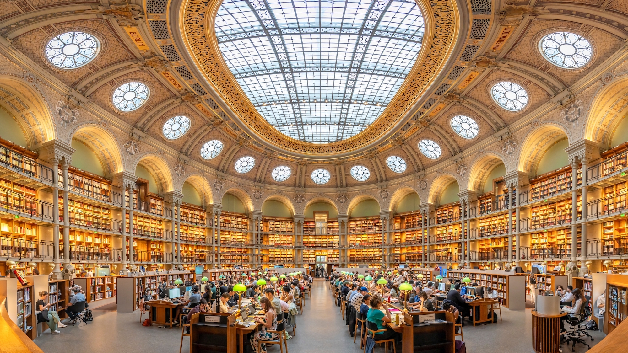 La plus belle bibliothèque de Paris lance un jeu immersif ! bnf-richelieu-salle-ovale-verriere-etudiants-escap