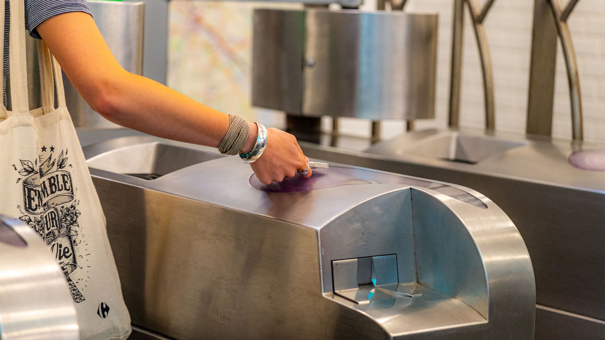 Un nouveau prix exorbitant attendu pour le Pass Navigo en 2026 pass-navigo-metro-entre-tourniquet-passage-entree-