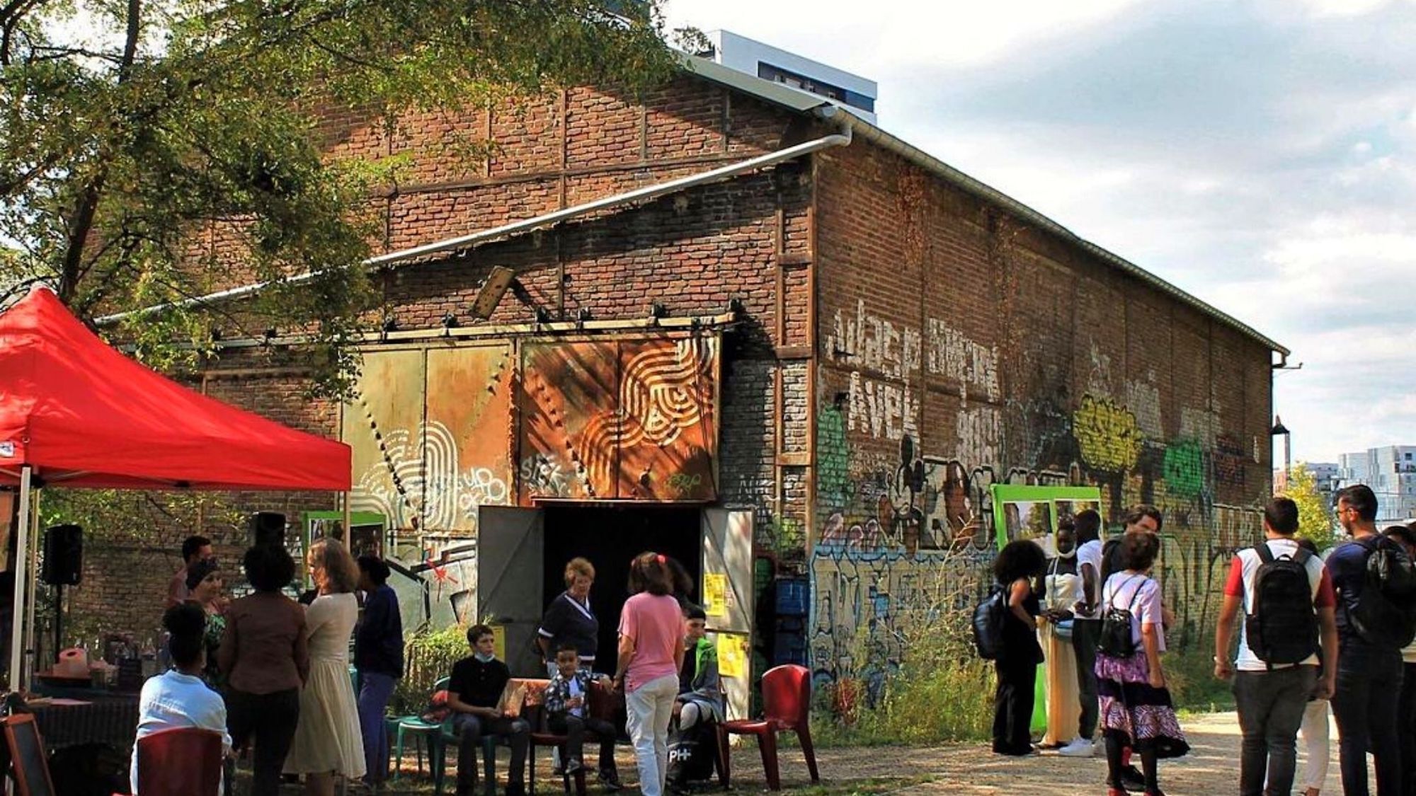 10 000 pièces à 10€ max : une friperie XXL sur les rails de la Petite Ceinture ce week-end ! tlm-friperie-xxl-dj-sets-paris-le-bonbon