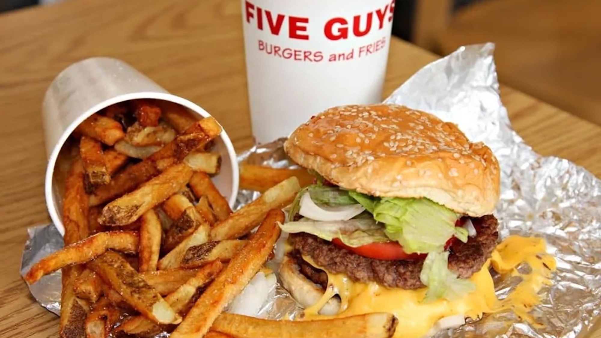 On connaît (enfin) la date d’ouverture de Five Guys à Bordeaux ! five-guys-bordeaux