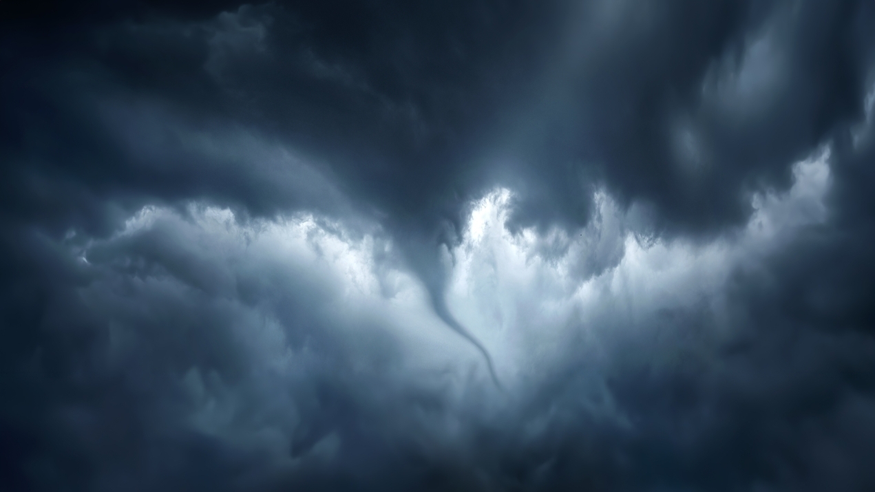 Violente tornade en Île-de-France : une grue s’effondre, un mort et plusieurs blessés shutterstock-2400244037-2-1-