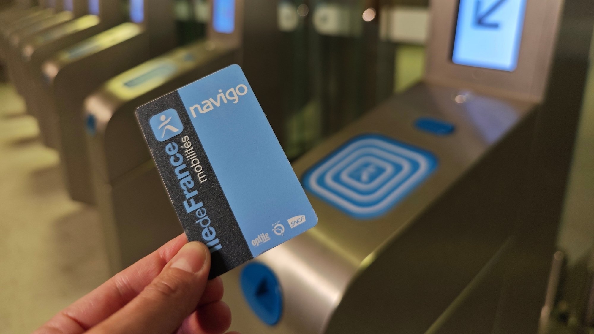 pass-navigo-portique-metro-paris-1-2000