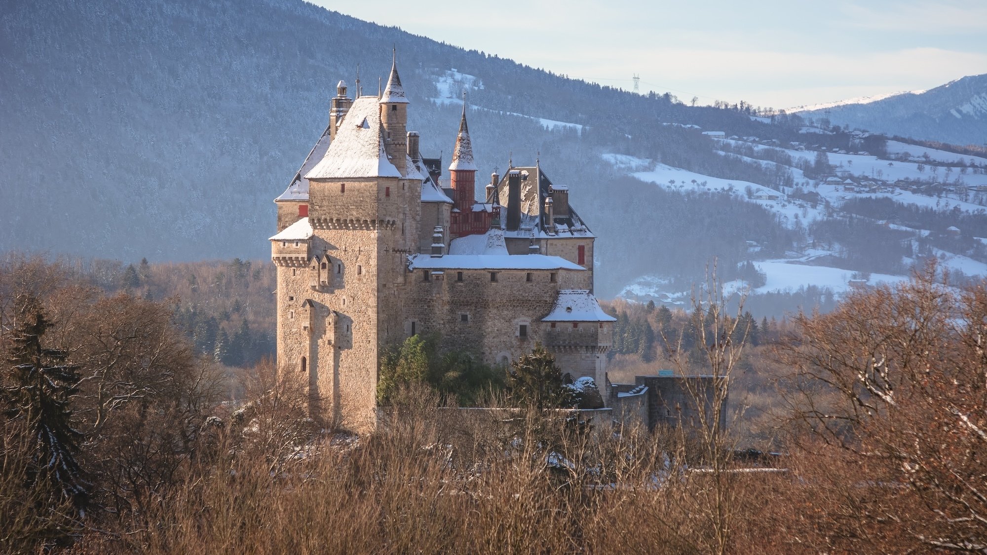 This castle, 150 km from Lyon, transforms into Santa Claus's kingdom for a month and a half! noel-chateau-menthon-saint-bernard