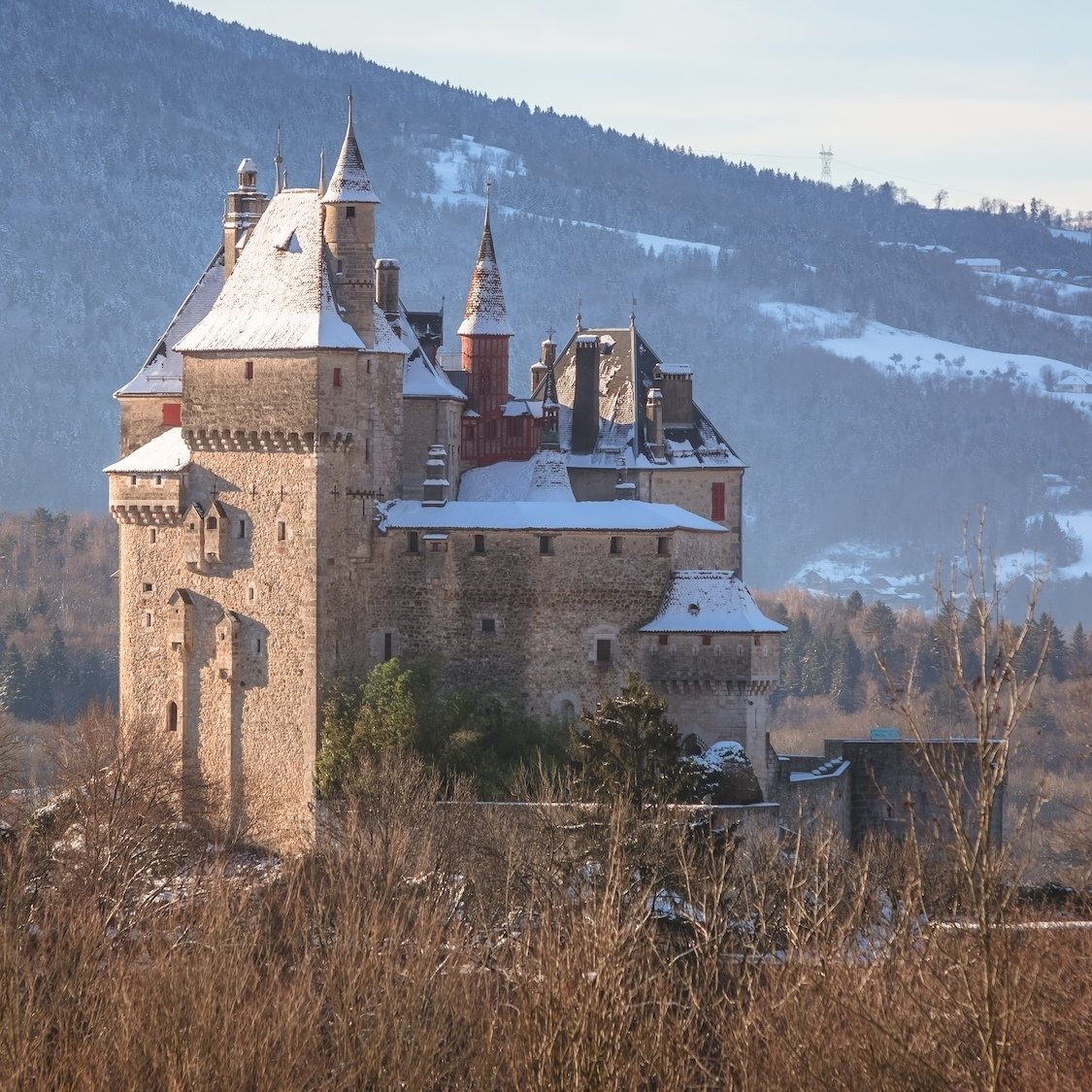 This castle, 150 km from Lyon, transforms into Santa Claus's kingdom for a month and a half! noel-chateau-menthon-saint-bernard