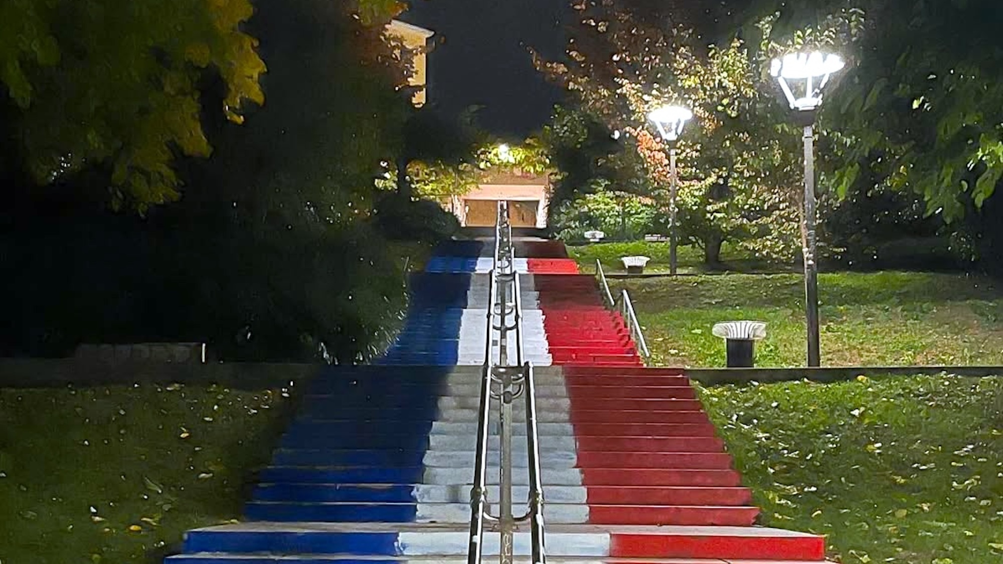 -dans-les-pentes-de-la-croix-rousse-un-drapeau-fra