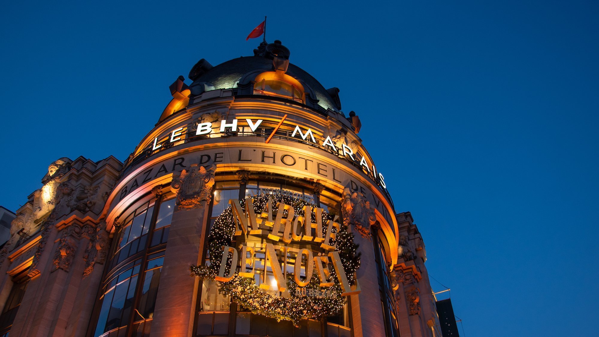 bhv-paris-decoration-de-noelo-fac-ade-nuit-vitrine