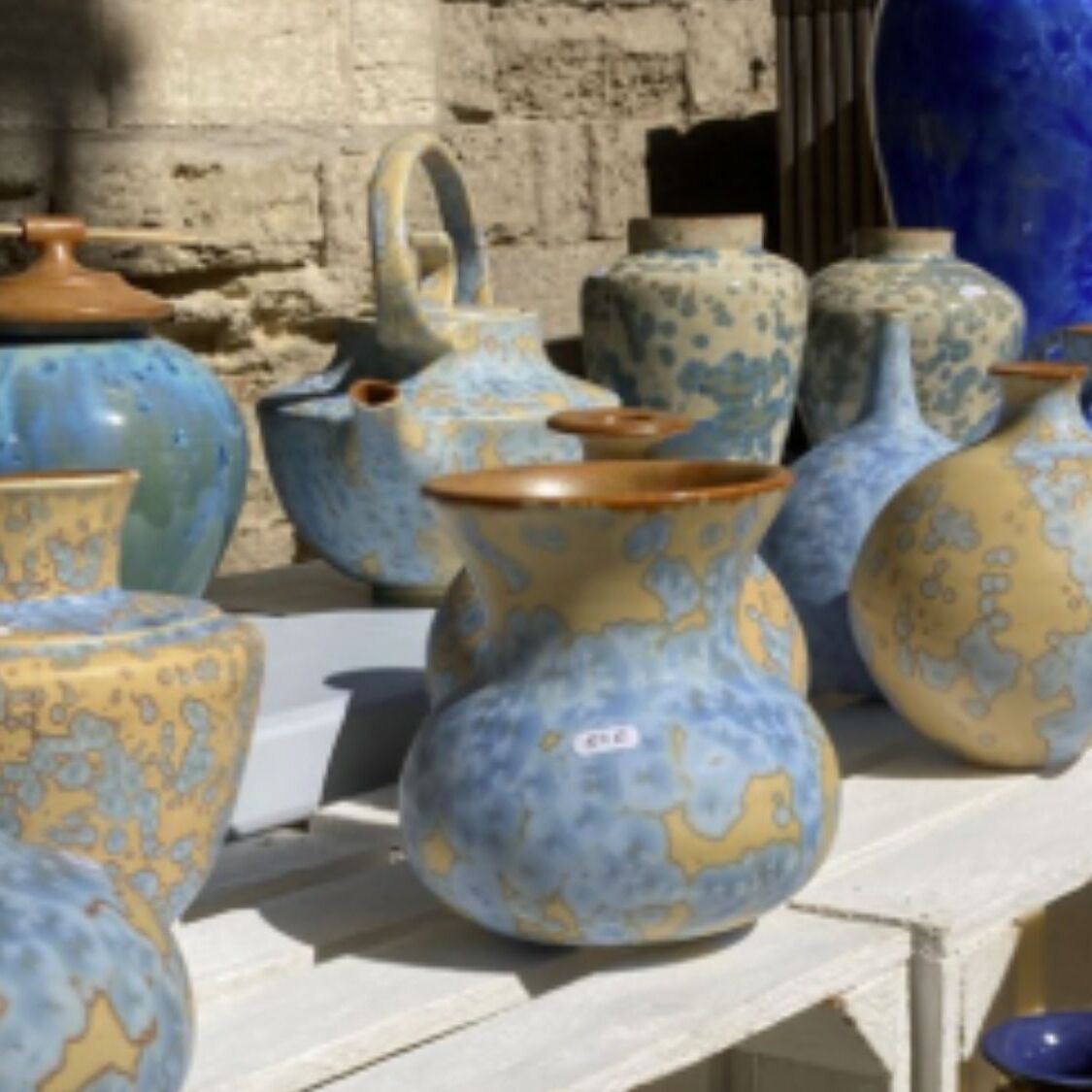 Tasses, vases et pépites arty : Avignon passe en mode céramique march-potier