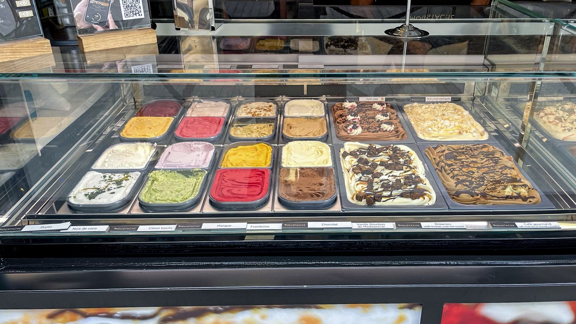 moustache-glacier-glaces-gratuites-lyonnais