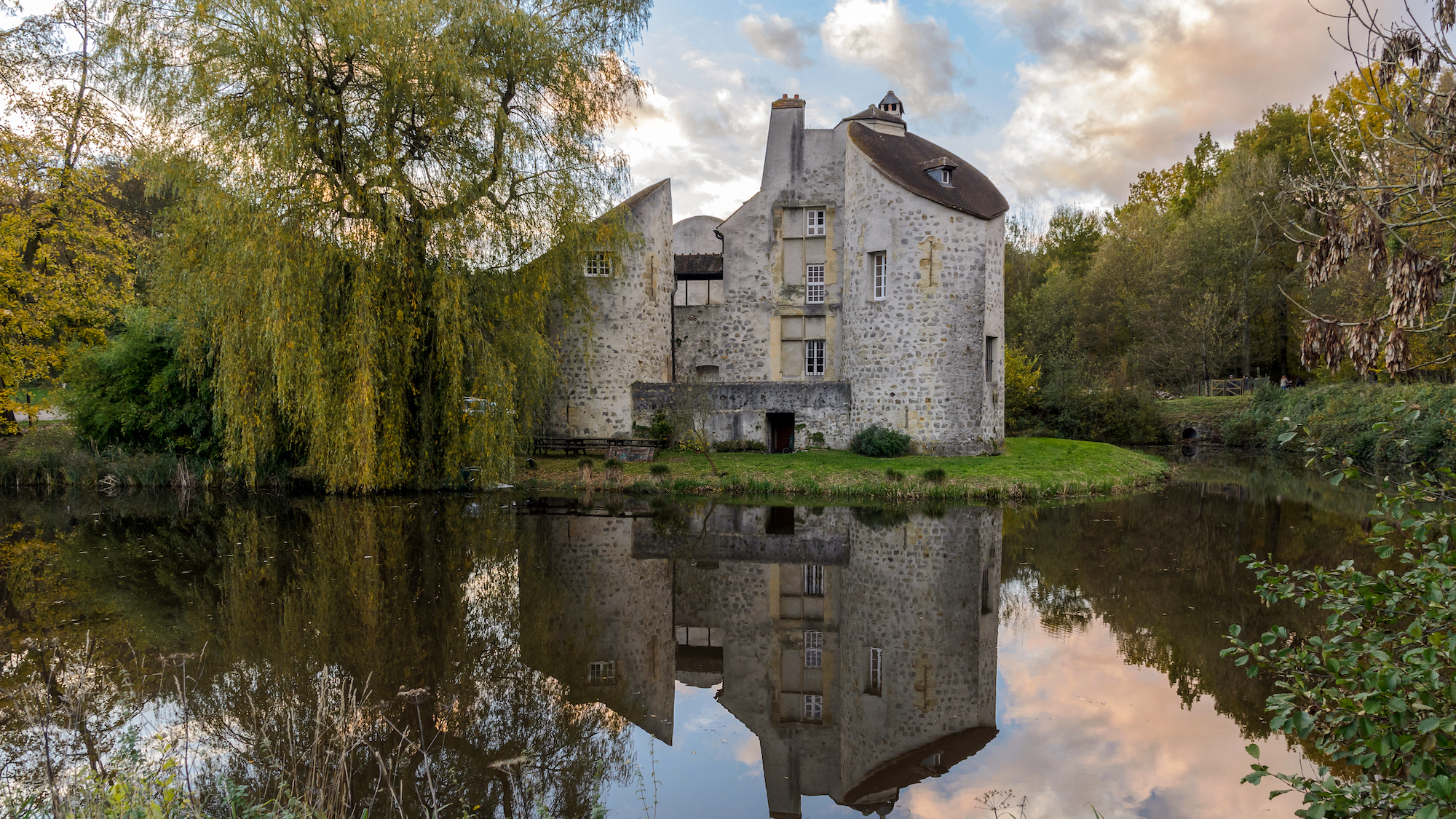 Ce château médiéval à 1h30 de Paris a l’architecture la plus atypique de la région chateau-chasse-escapade-proche-paris-tours-etangs-