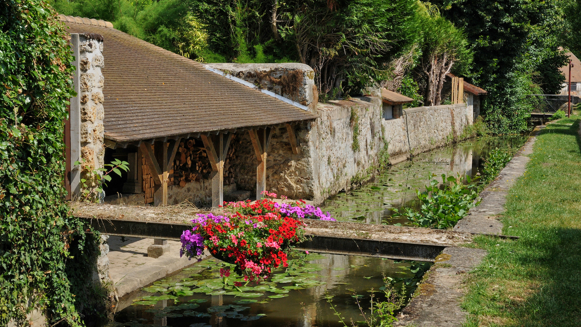 Ce village au charme fou à 1h de Paris est surnommé la petite Venise des Yvelines shutterstock-188525627