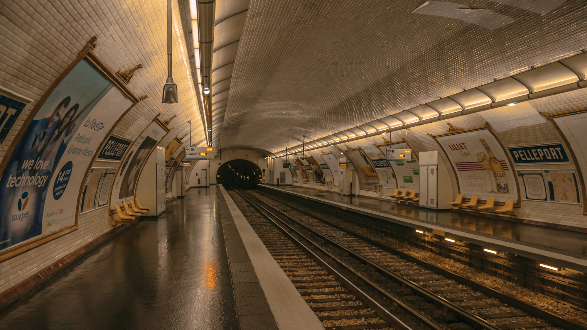 Les mosaïques historiques du métro parisien en danger shutterstock-764495395