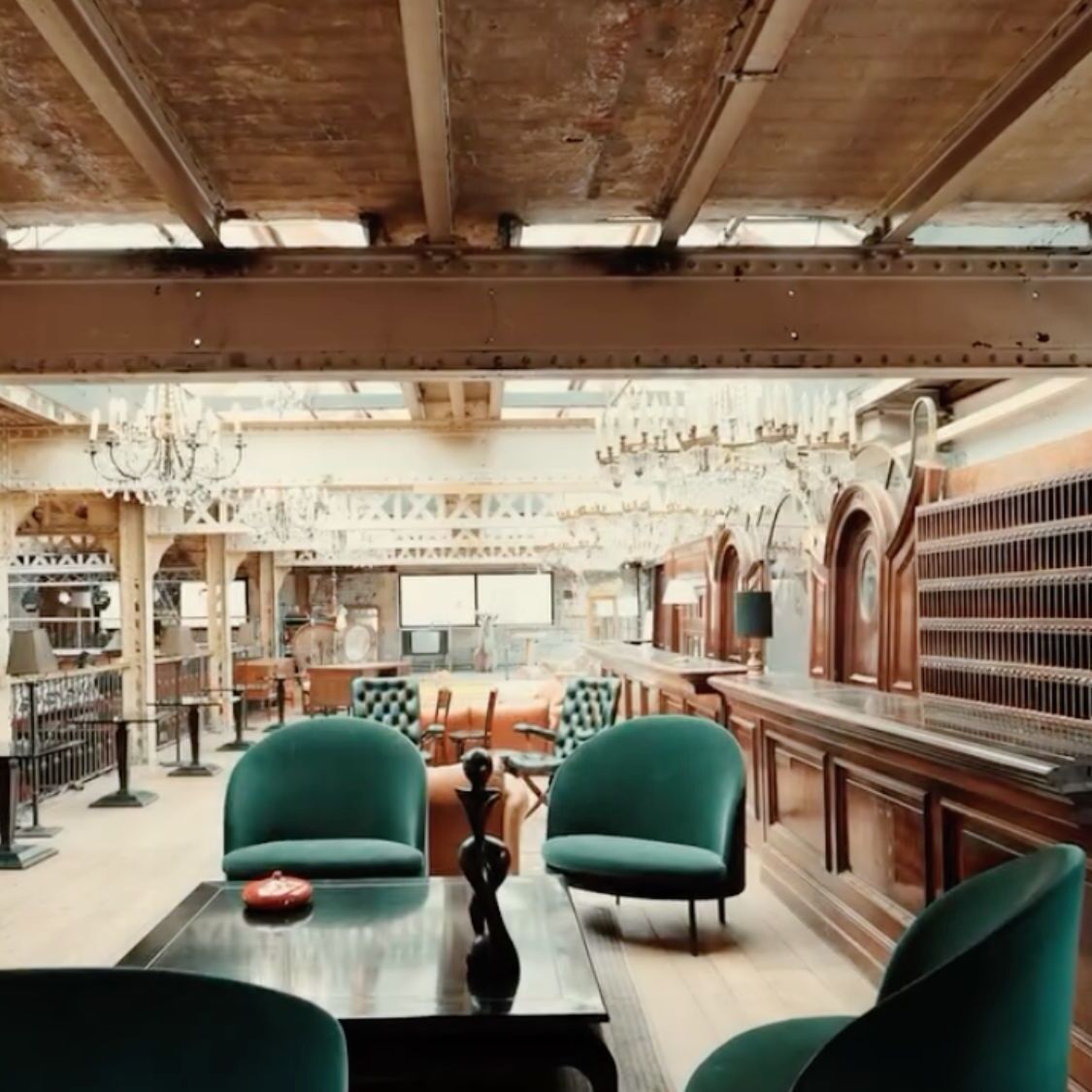 Une soirée électro géante débarque au milieu d’un antiquaire à coté de Lille soiree-electro-debarque-antiquaire-lille