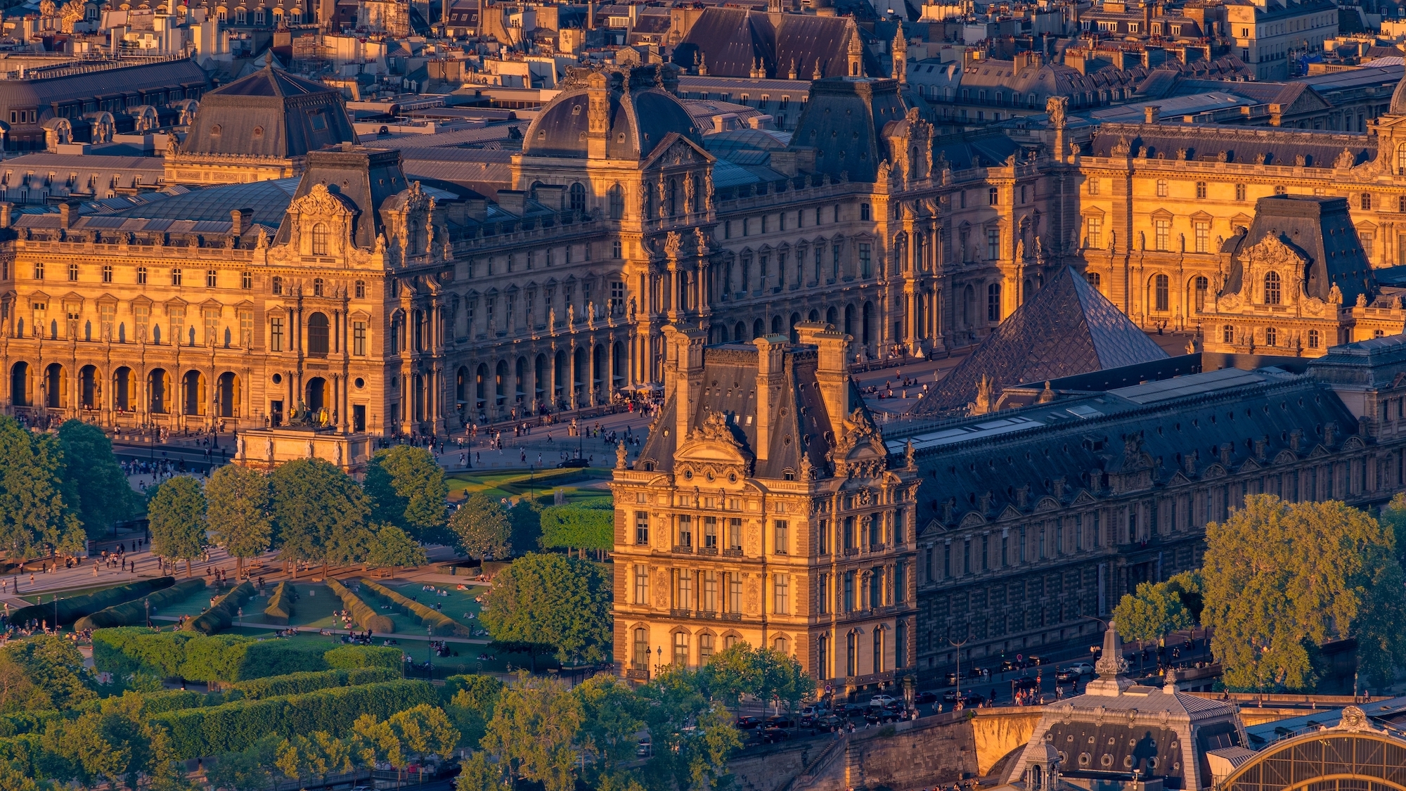 The Louvre transforms into a cinema this autumn shutterstock-2658022869