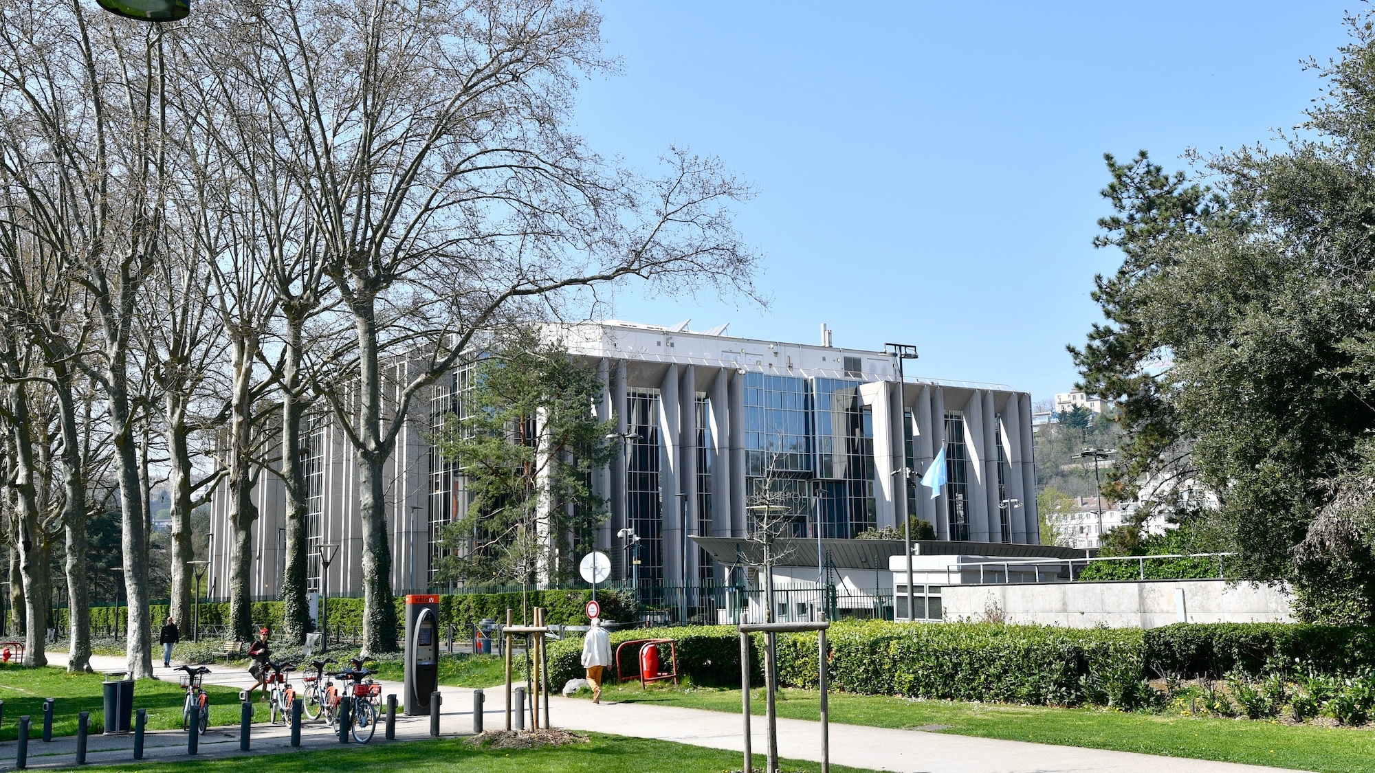 ville-lyon-cede-parcelle-euro-interpol