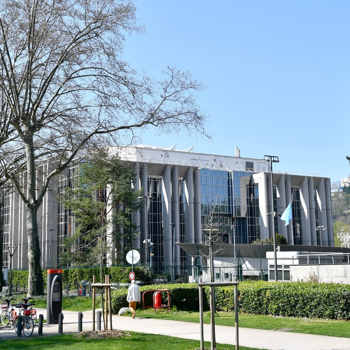 ville-lyon-cede-parcelle-euro-interpol