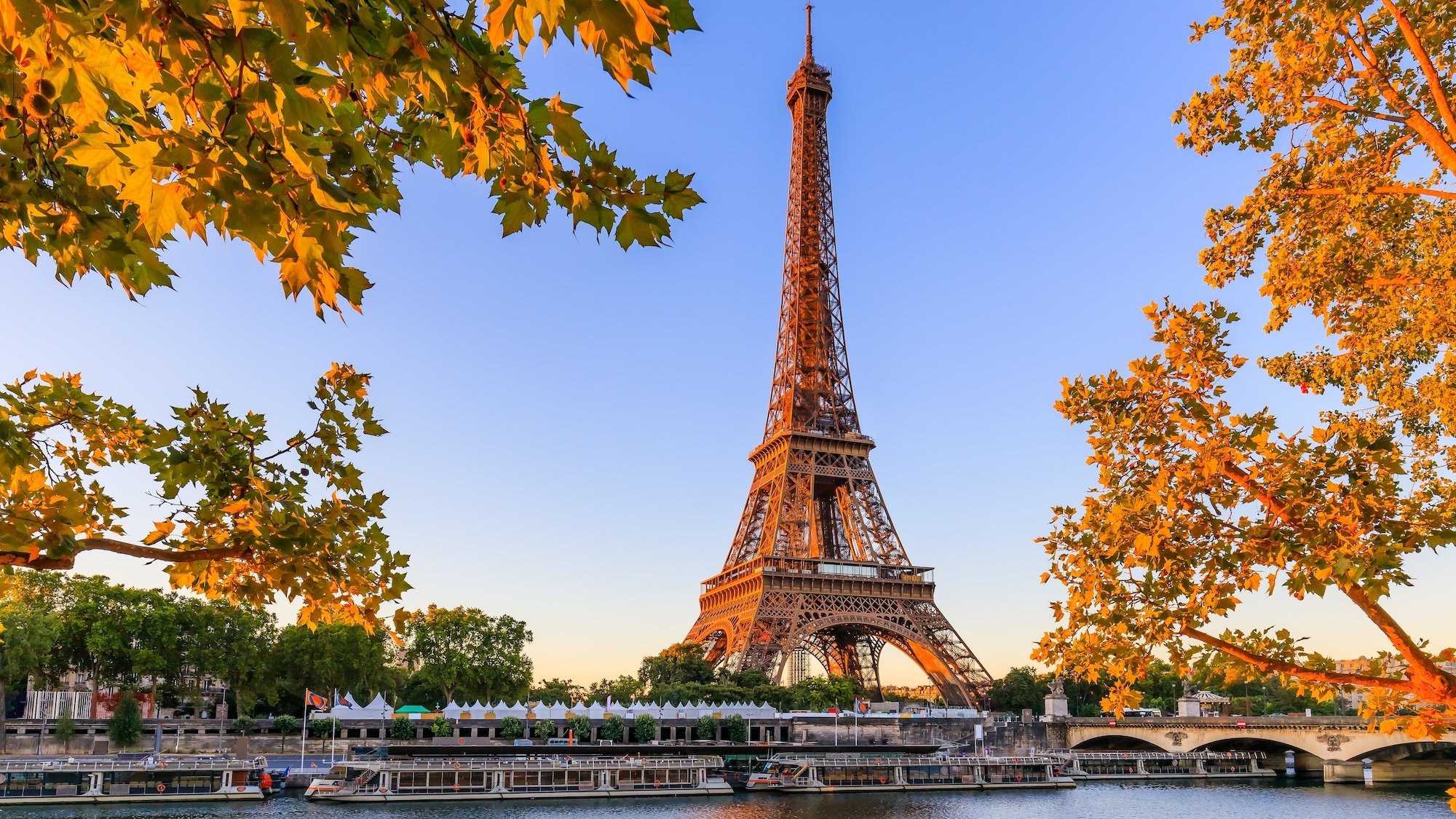 tour-eiffel-paris-credit-scstock