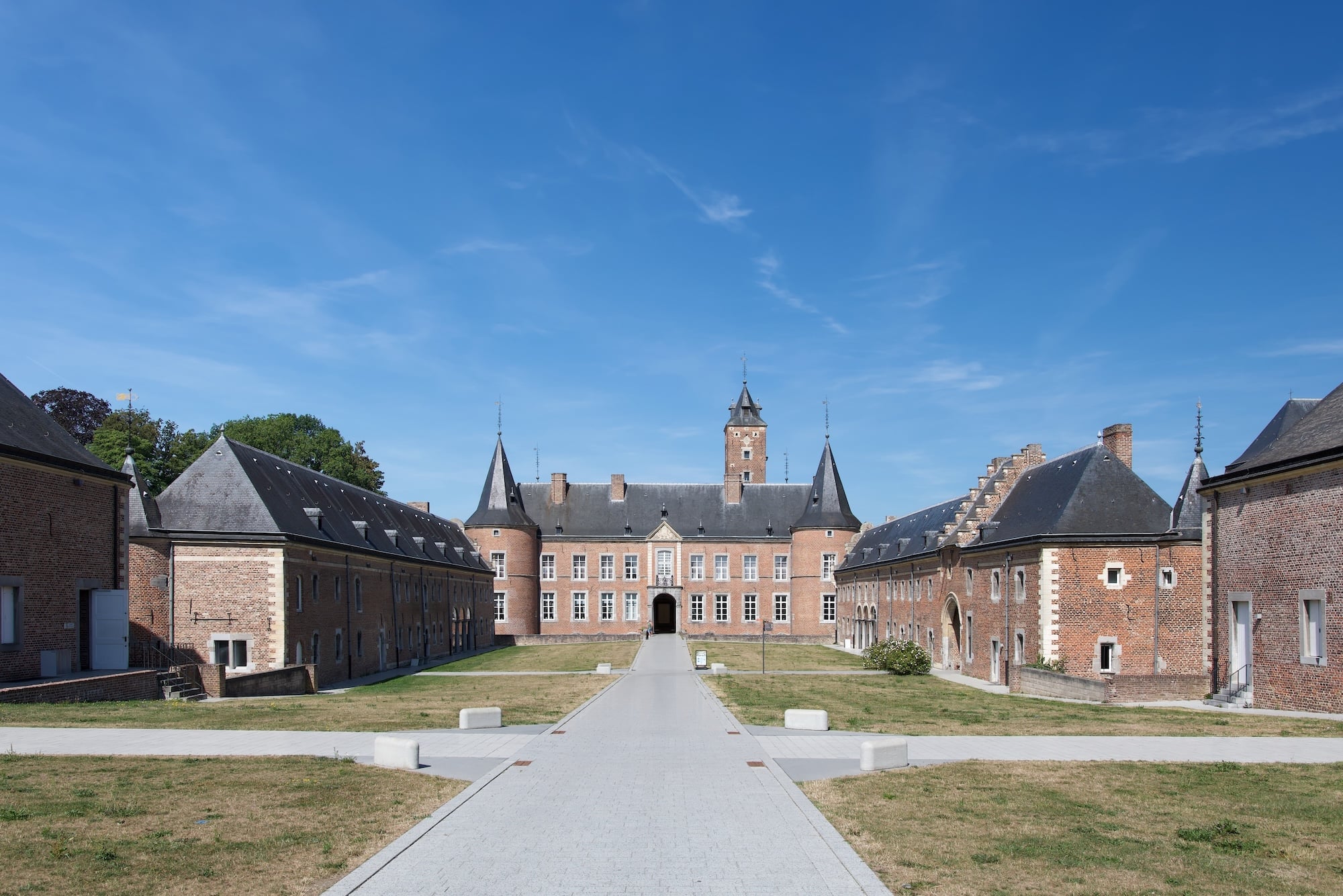 a-1h15-bruxelles-cette-forteresse-800-ans-cache-40-hectares-jardins-musee-fascinant