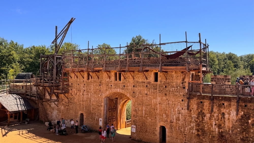 travaux en cours au ch&acirc;teau de Gu&eacute;delon