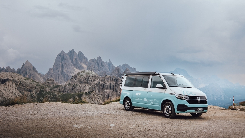 van road surfer dans les dolomites en Italie