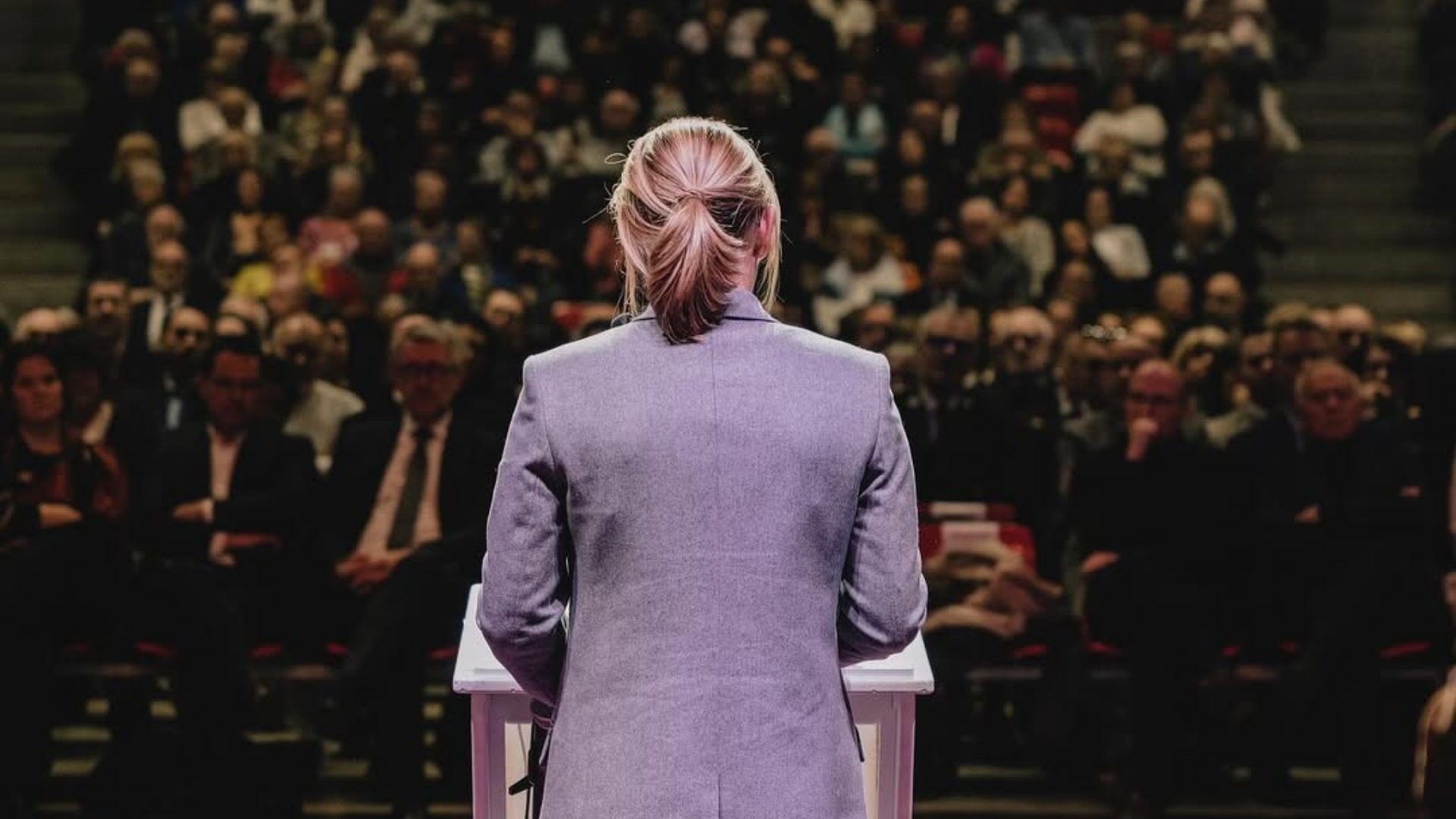 Maire de la ville de Dijon pendant les voeux 2026 au Zentih de Dijon