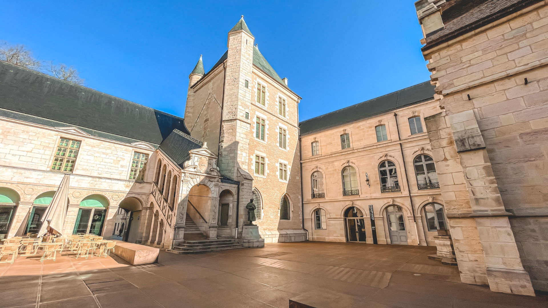musée des Beaux Arts Dijon terrasse Dijon au soleil