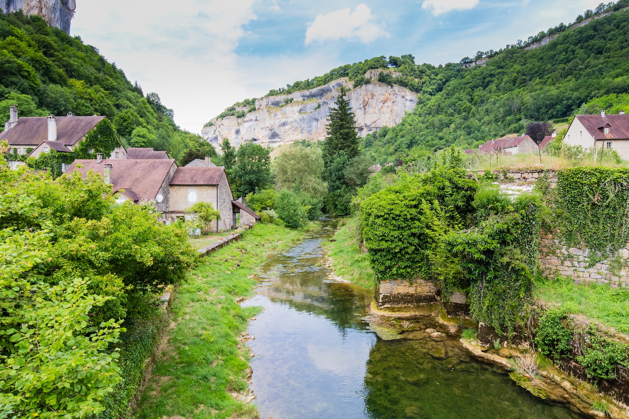 a-2h-lyon-baume-les-messieurs-plus-beaux-villages-france-cirque-naturel