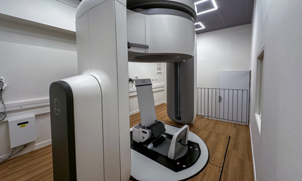hopital-lyon-inaugure-technologie-revolutionnaire-traiter-certains-cancers-debout