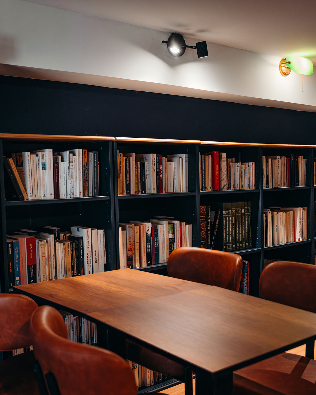 la-bibliotheque-lyon-nouveau-bar-a-vin-cache-2500-livres