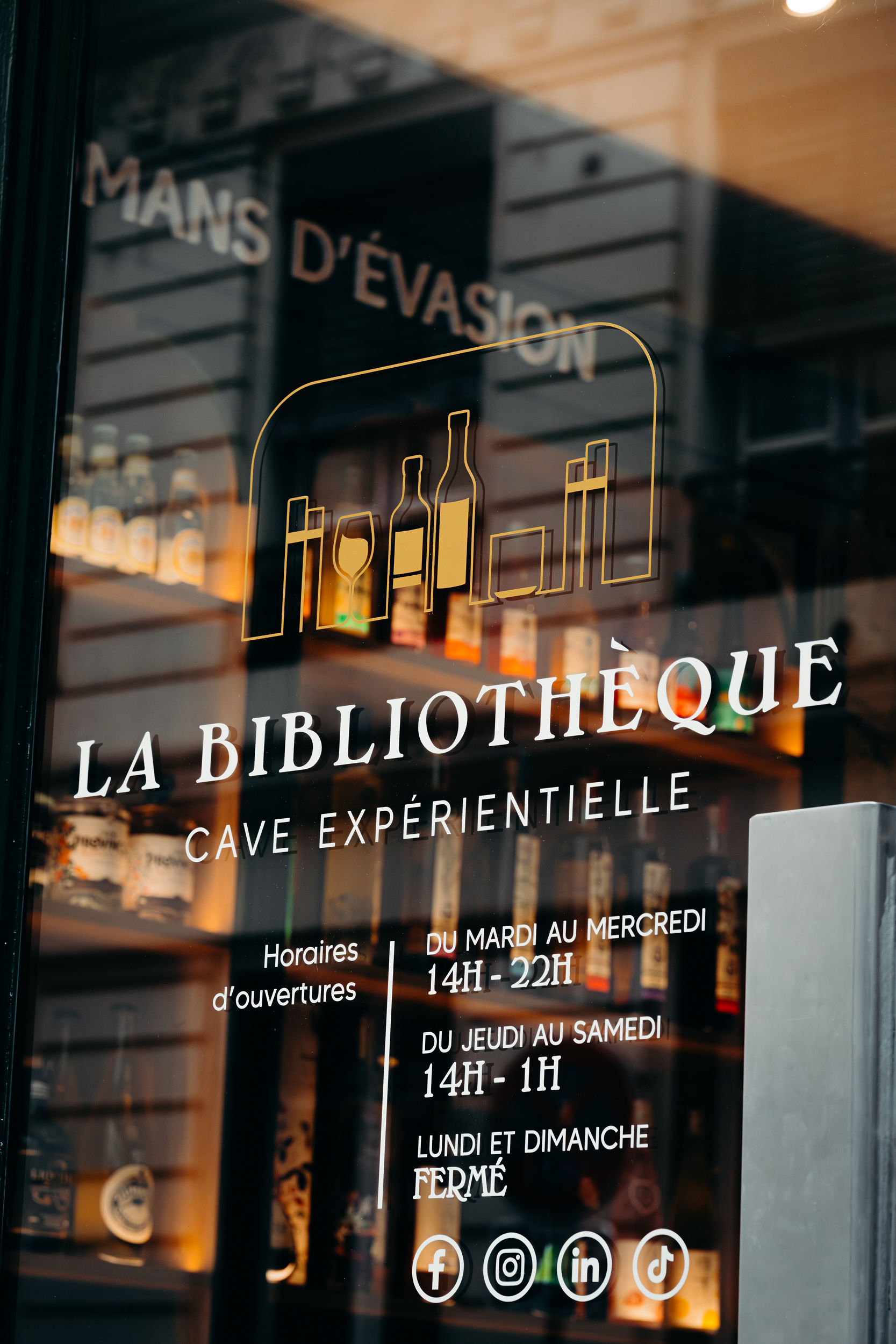 la-bibliotheque-lyon-nouveau-bar-a-vin-cache-2500-livres