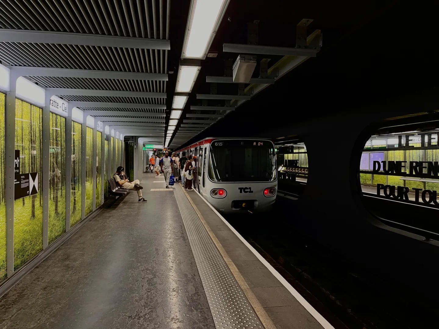 station-gratte-ciel-metro-a-lyon-foret