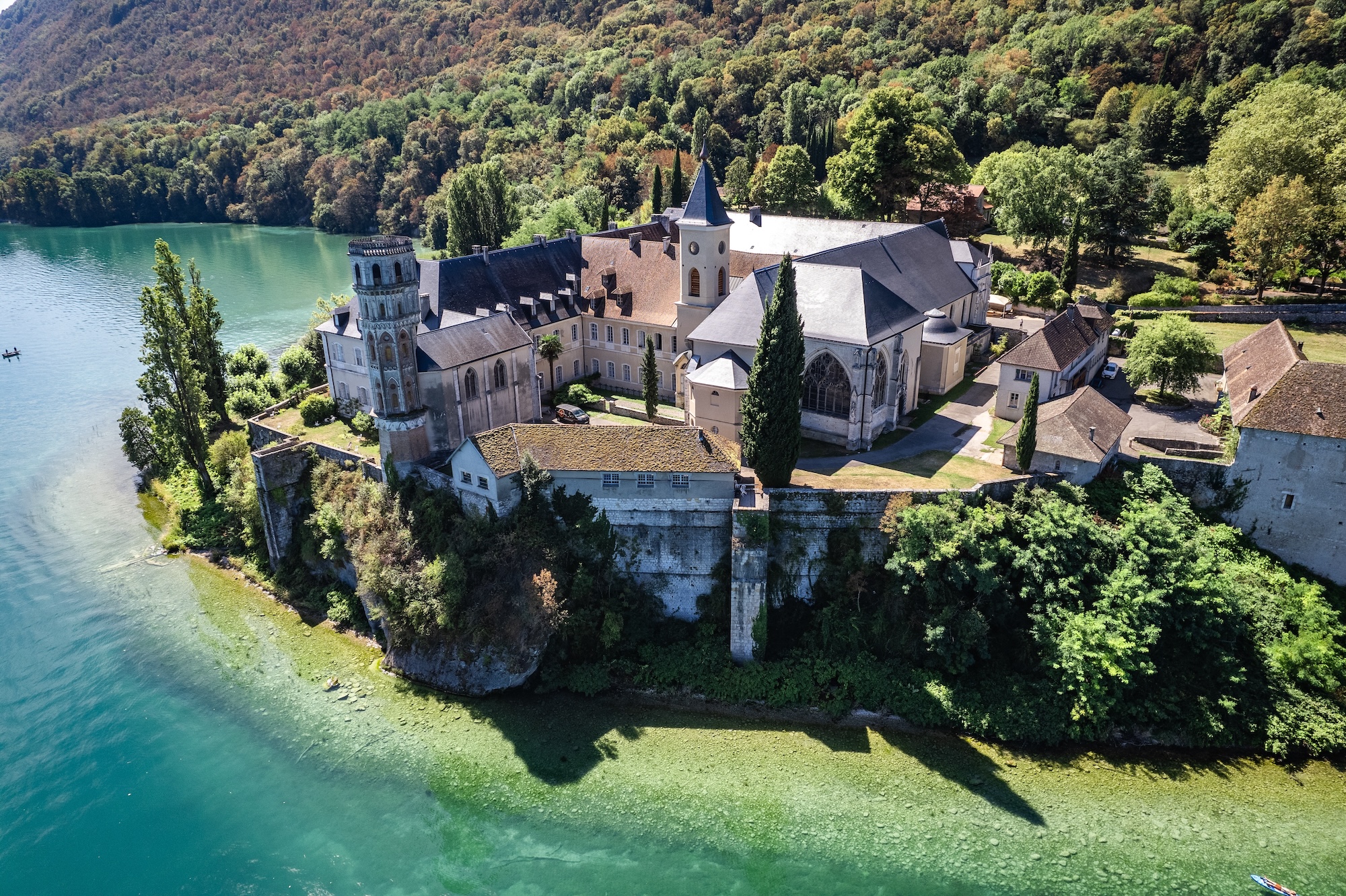 a-2h-lyon-abbaye-digne-d-decor-film-posee-bord-d-lac-naturel