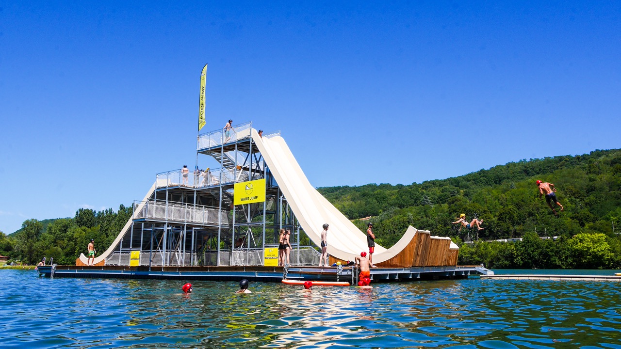 wam-park-base-nautique-structures-gonflables-toboggans-40-minutes-lyon
