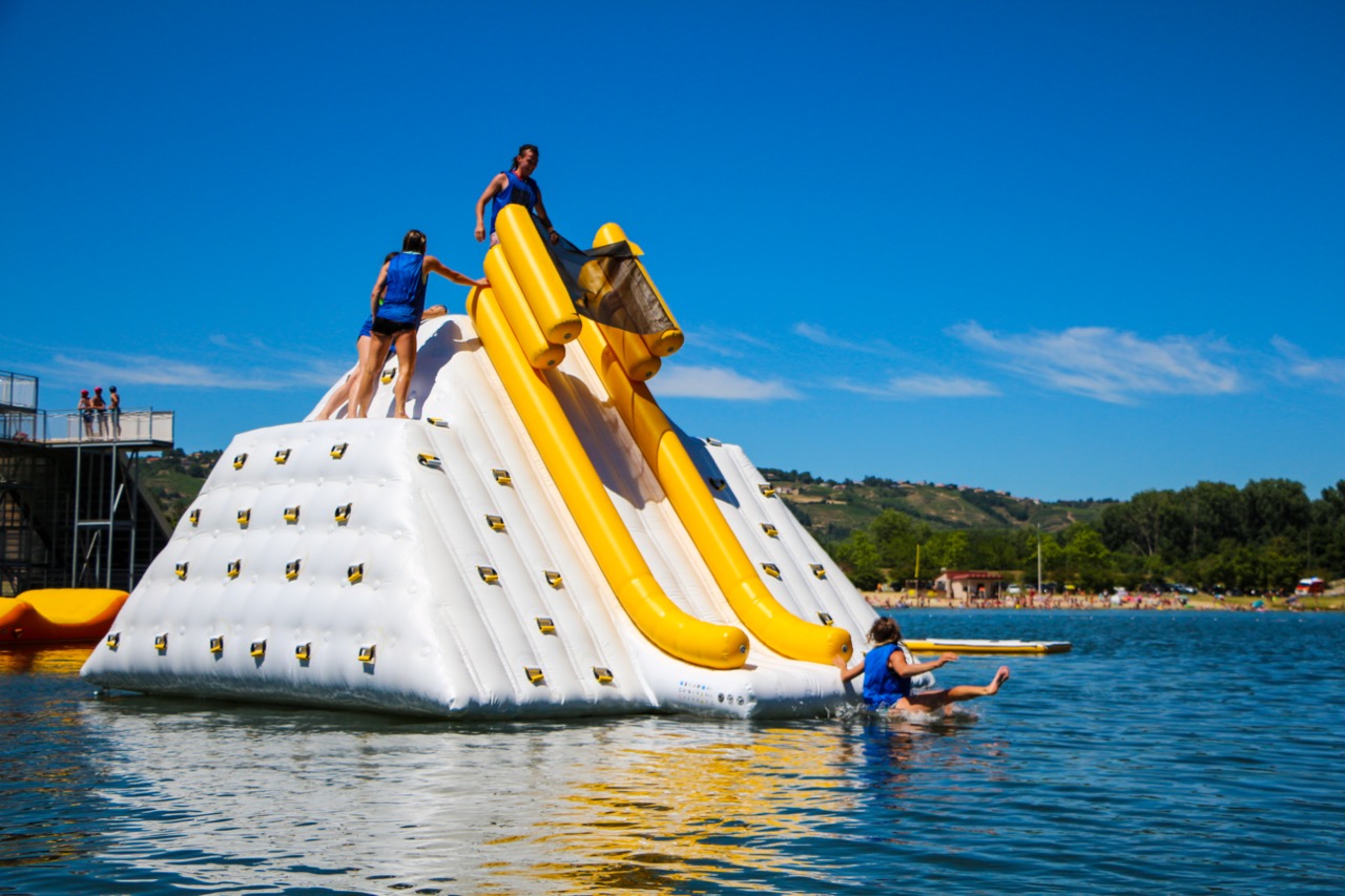 wam-park-base-nautique-structures-gonflables-toboggans-40-minutes-lyon