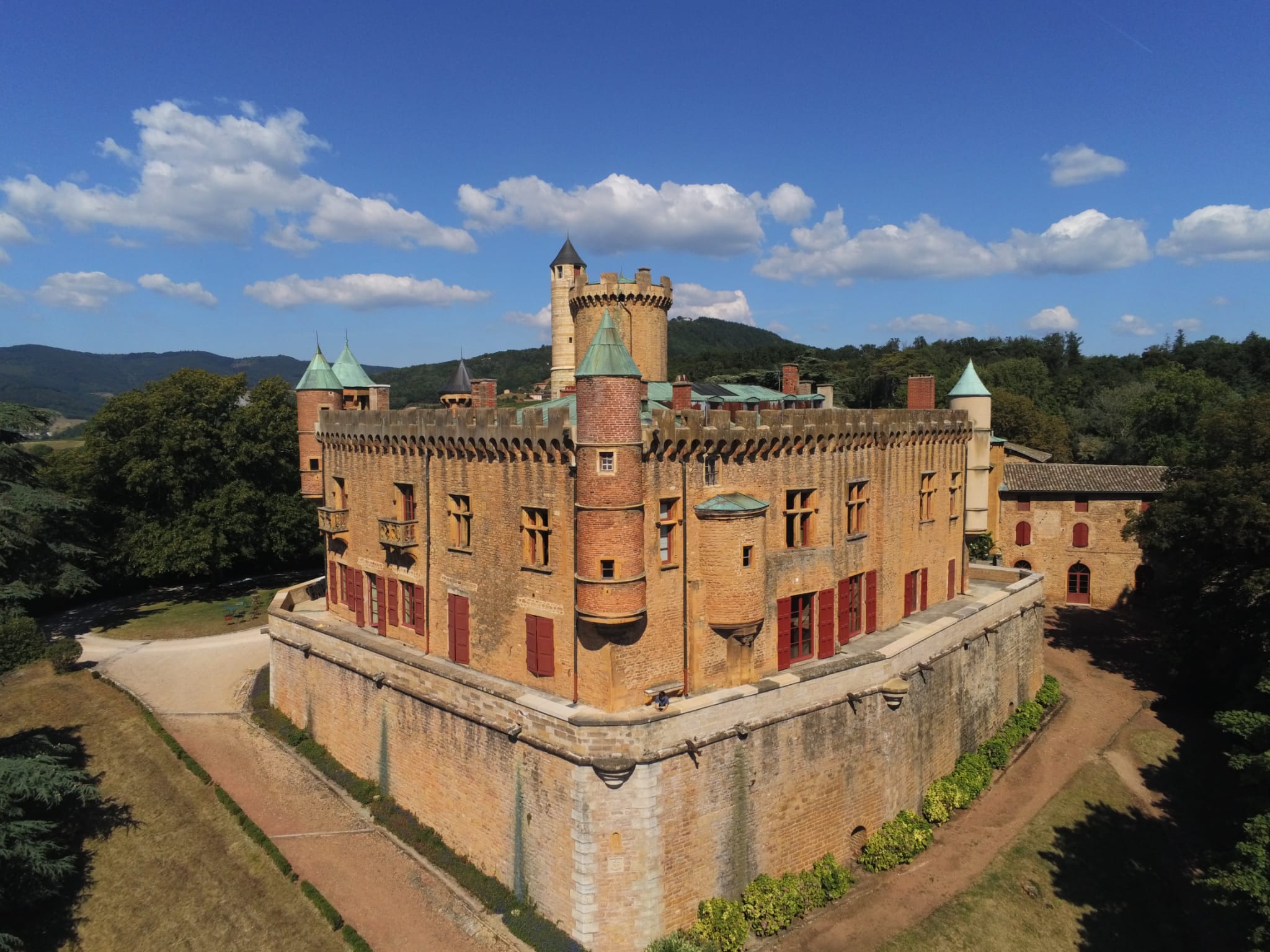 45-minutes-lyon-village-perche-montmelas-saint-sorlin-beaujolais-mini-toscane