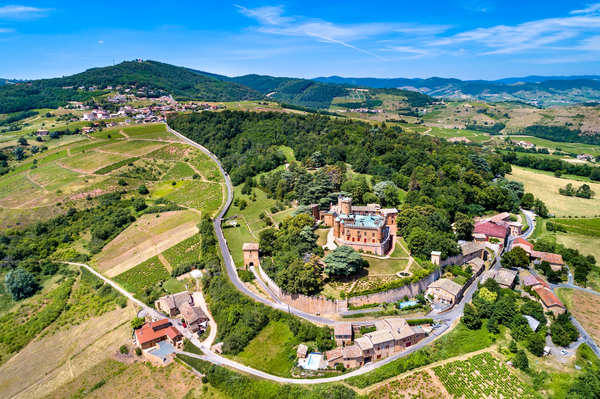 45-minutes-lyon-village-perche-montmelas-saint-sorlin-beaujolais-mini-toscane