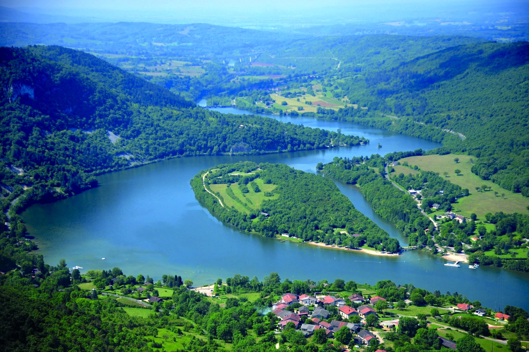 a-1h-lyon-ile-cachee-20-hectares-eaux-cristallines