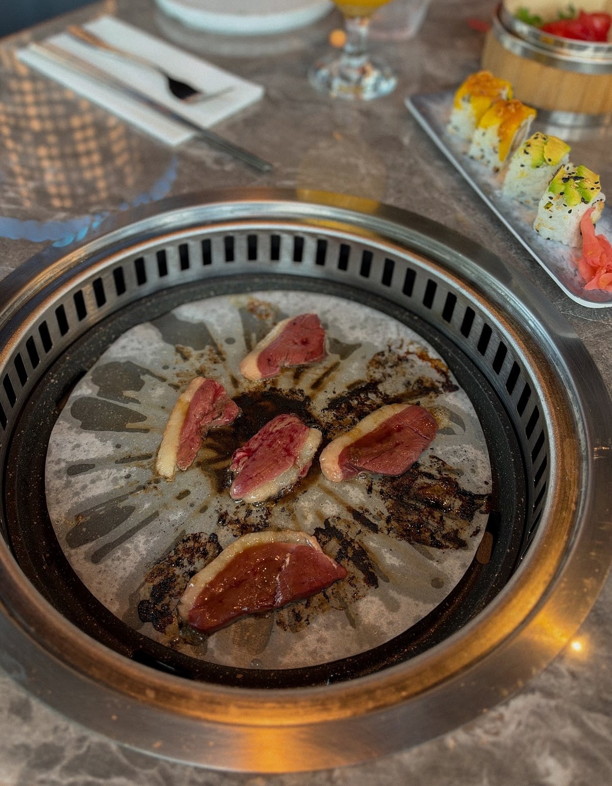 gogi-jib-lyon-nouveau-barbecue-coreen-volonte-decor-futuriste