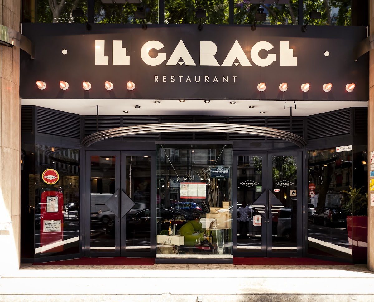 lyon-ancien-garage-annees-1930-transforme-restaurant-decor-spectaculaire