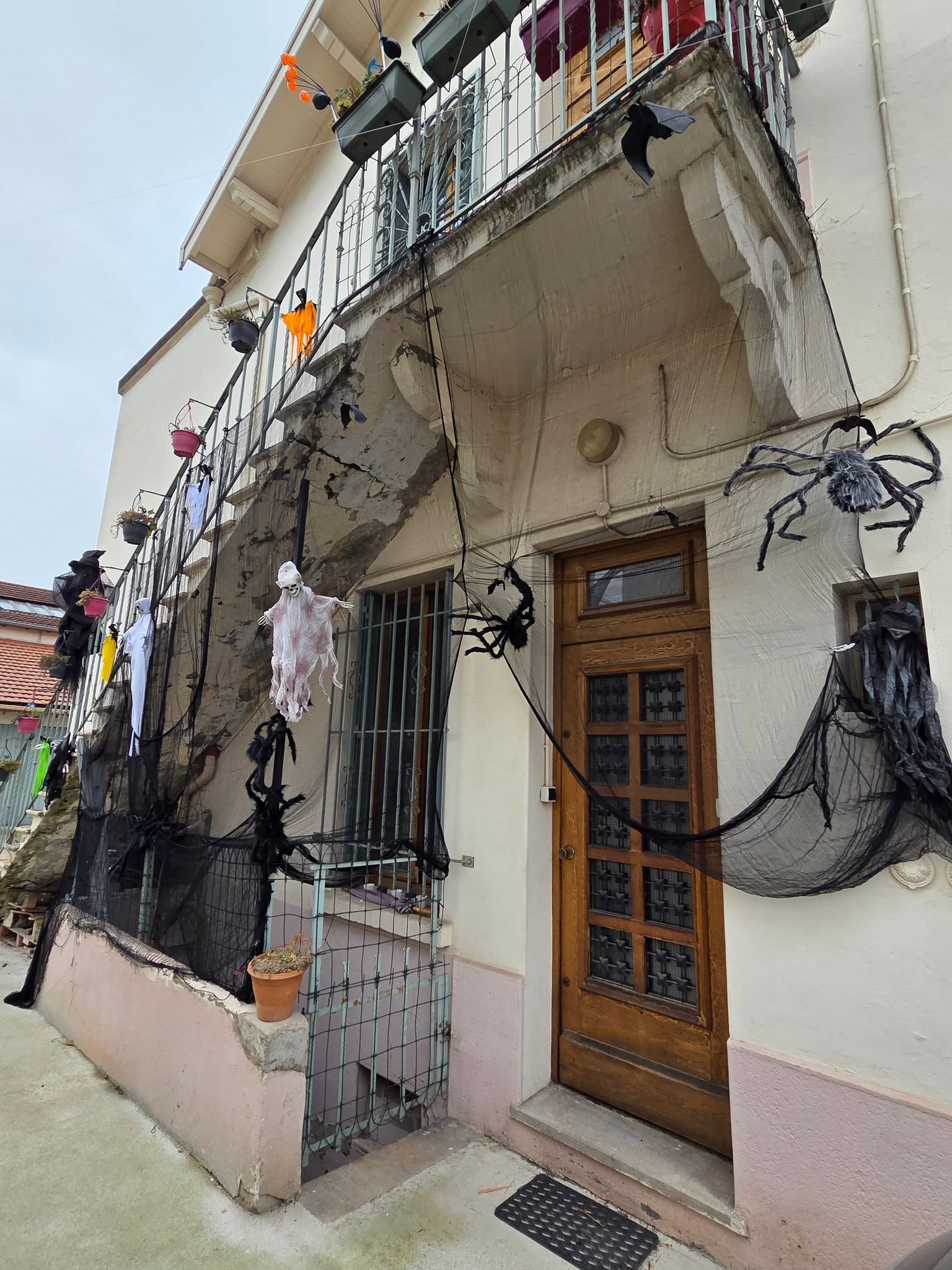 https://www.leprogres.fr/insolite/2026/10/29/toiles-d-araignees-fantomes-et-sorcieres-la-maison-de-christophe-se-met-a-l-heure-d-halloween