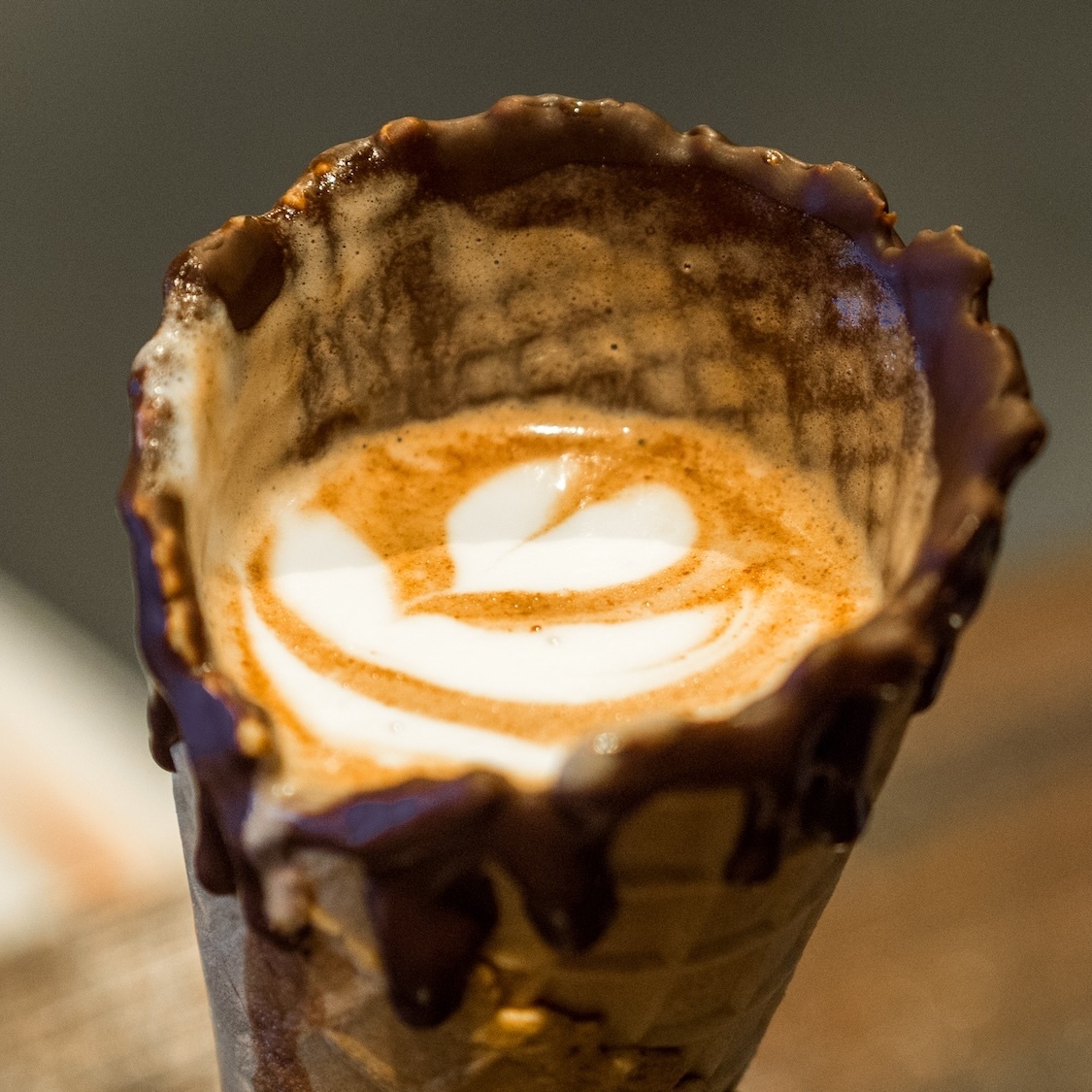 Ce micro-comptoir du 6e sert du café dans des cornets ! aaleenaf-shutterstock