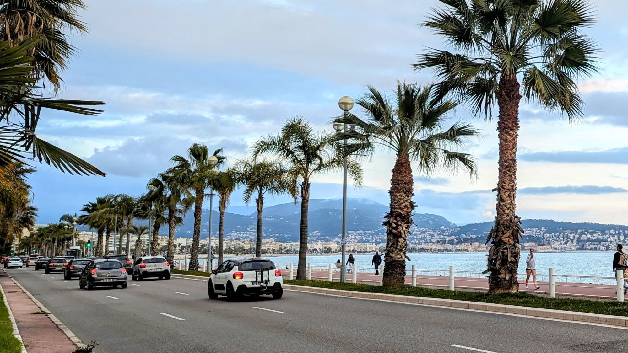 Nouvelles places de parking, 2h de stationnement gratuit : ce qui va changer à Nice voiture-stationnement-nice