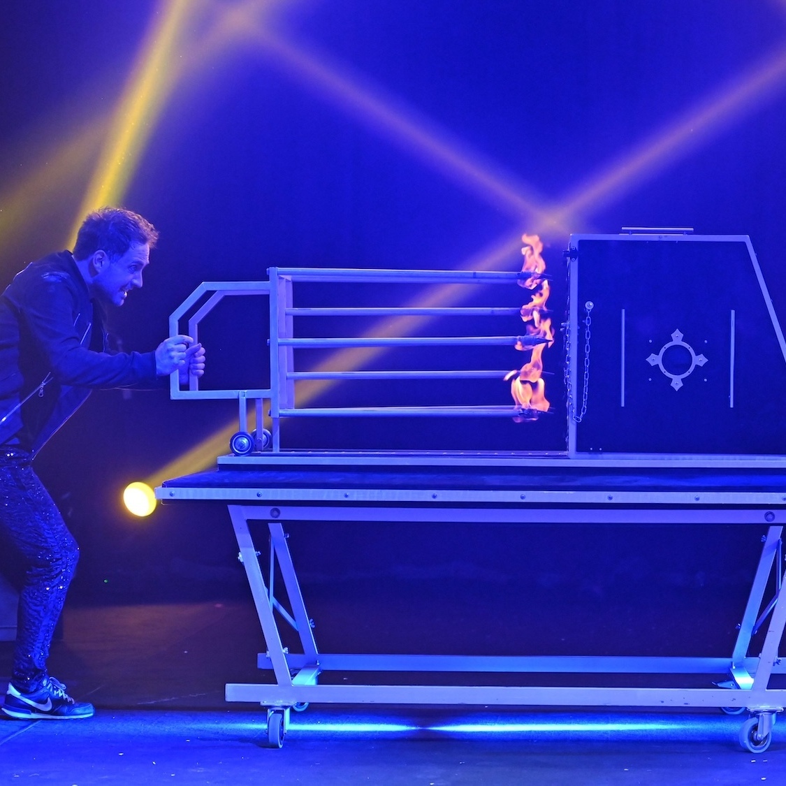 Le plus grand spectacle itinérant de magie d’Europe va poser son chapiteau à Lyon illusions-tour-lyon-plus-grand-spectacle-itinerant